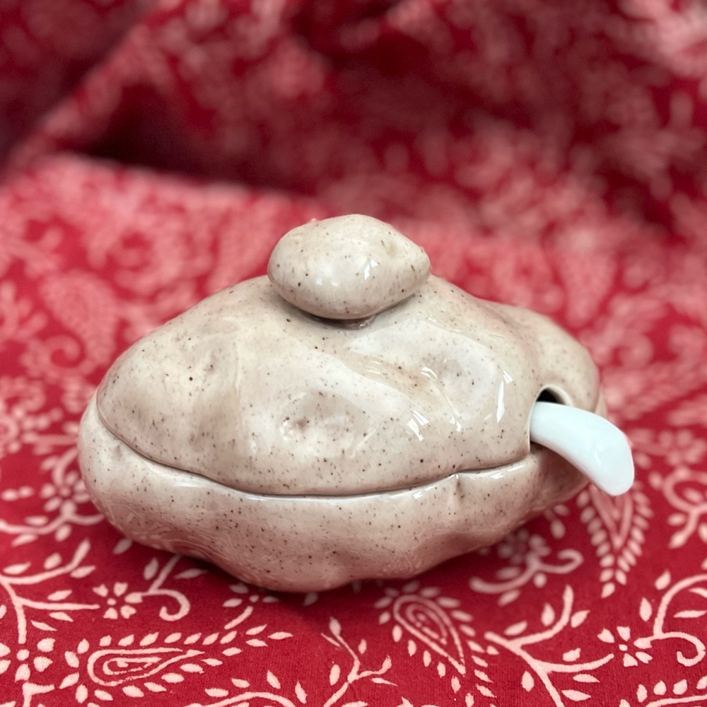 Potato Shaped Thing. For Gravy? (For Sugar, I hear!😊)